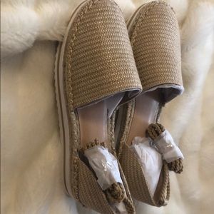 Ankle wrap chunky straw like shoe.